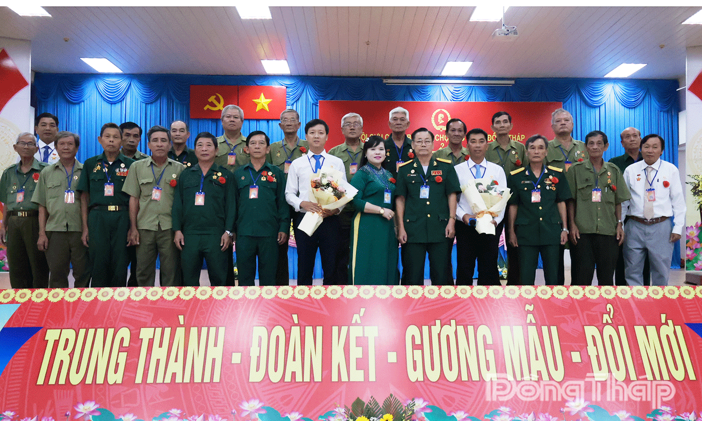 Lãnh đạo Hội CCB tỉnh, địa phương tặng hoa chúc mừng Ban Chấp Hội CCB xã Chợ Gạo, nhiệm kỳ 2025-2030.