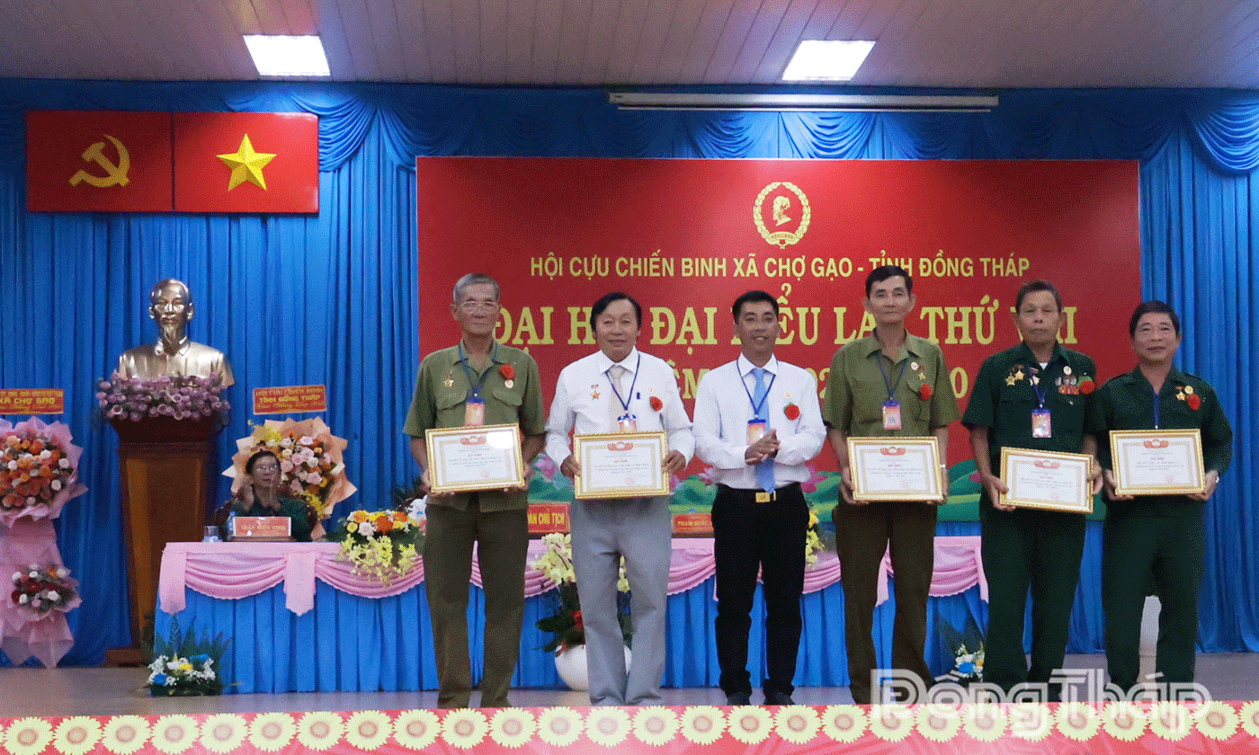 Hội CCB xã khen thưởng cán bộ, hội viên CCB có thành tích trong công tác Hội.