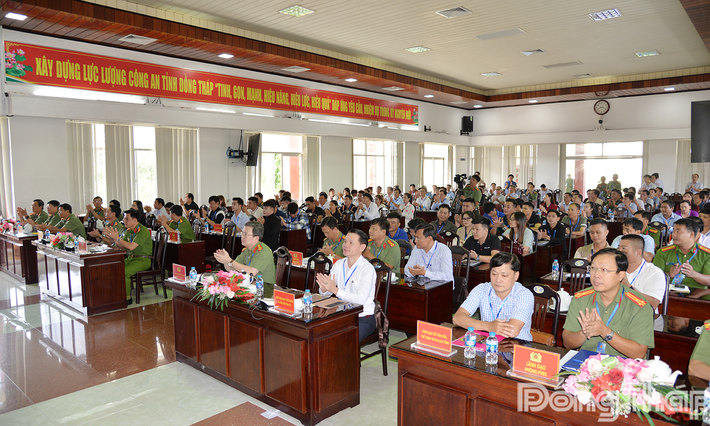 Các đại biểu về tham dự hội nghị.