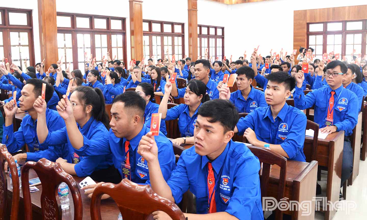 Các đại biểu thông qua văn kiện Đại hội.