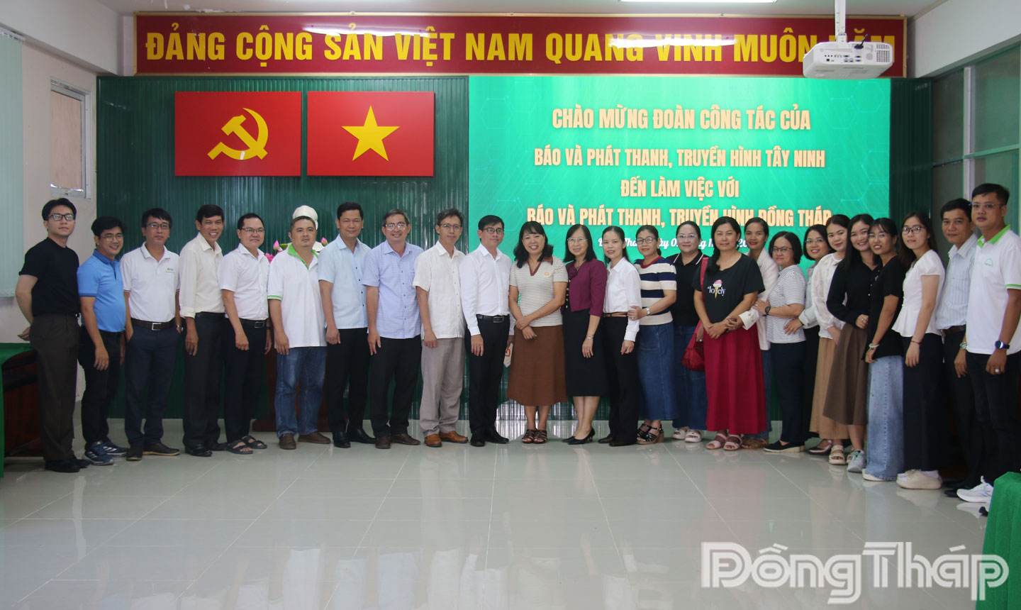 Hai đơn vị cùng chụp ảnh lưu niệm.