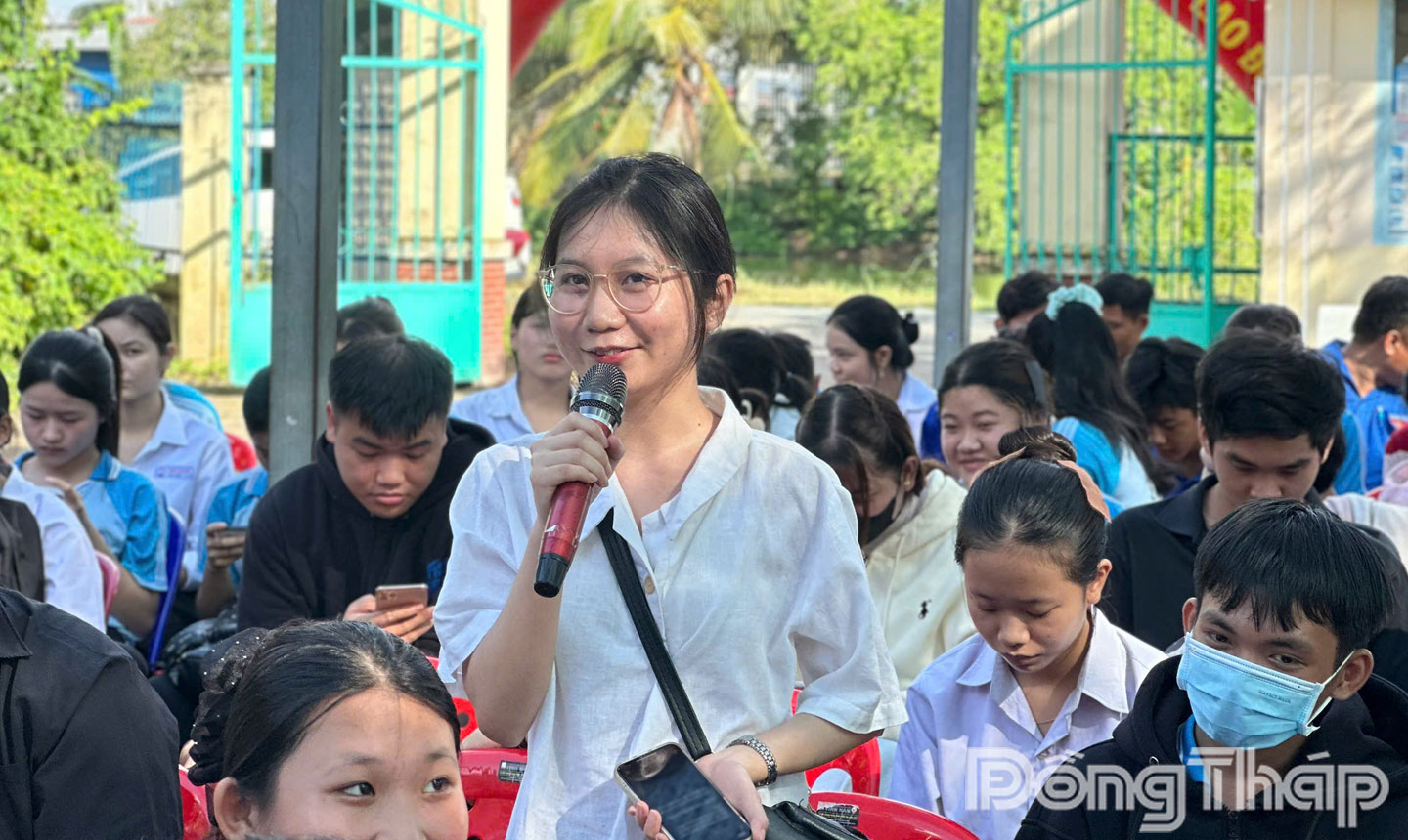 Các em học sinh THPT sôi nổi tham gia phiên giao dịch việc làm.