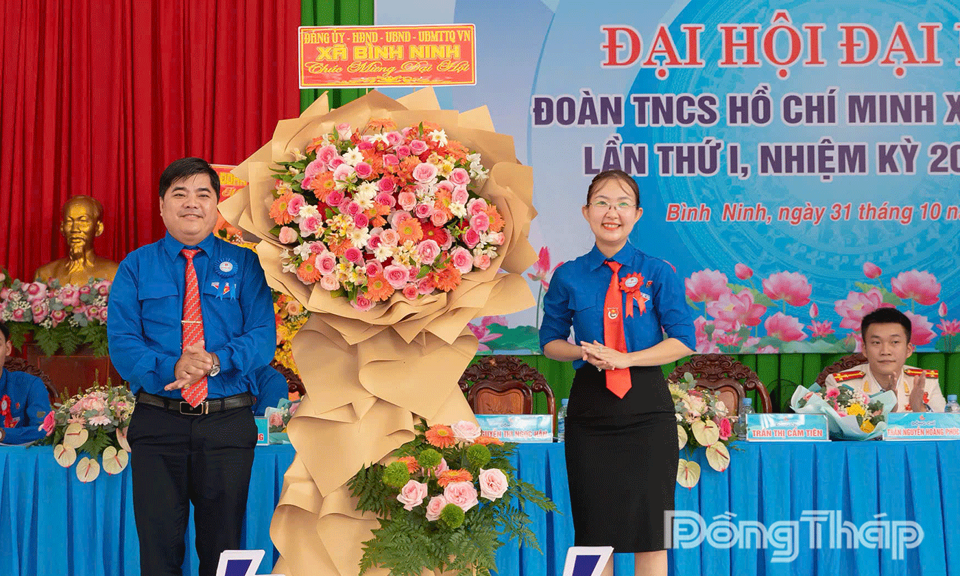 Đảng ủy xã tặng hoa chúc mừng Đại hội.