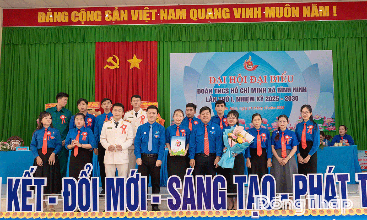 Đại diện Tỉnh đoàn, địa phương chúc mừng Ban Chấp hành Đoàn TNCS Hồ Chí Minh xã Bình Ninh, nhiệm kỳ 2025-2030.