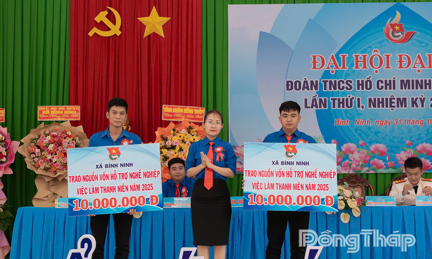 Trao vốn hỗ trợ nghề nghiệp việc làm cho thanh niên xã.