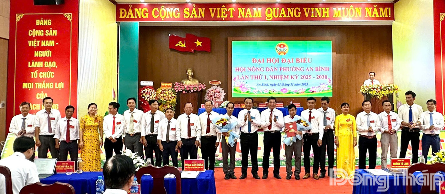 Ban Chấp hành Hội Nông dân phường An Bình (tỉnh Đồng Tháp) lần thứ I, nhiệm kỳ 2025 - 2030 ra mắt Đại hội. Ảnh: QUỐC TÍN