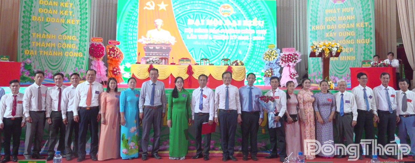 Ban Chấp hành Hội Nông dân phường Hồng Ngự (tỉnh Đồng Tháp) lần thứ I, nhiệm kỳ 2025 - 2030 ra mắt Đại hội. Ảnh: LÊ DOANH