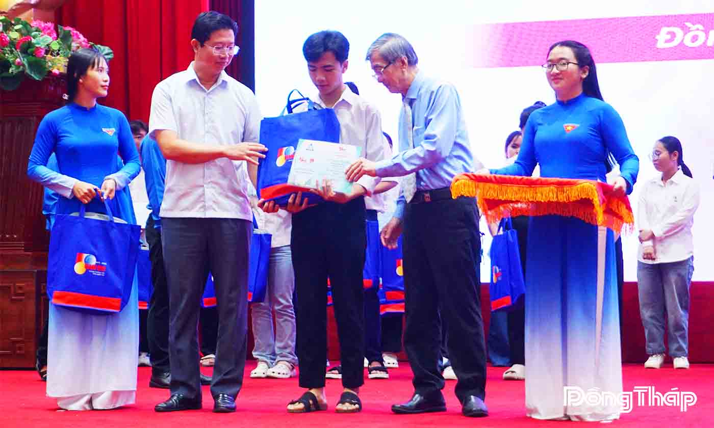 Đồng chí Huỳnh Minh Tuấn, Phó Chủ tịch UBND tỉnh Đồng Tháp cùng ông Nguyễn Kim Lan, Chủ nhiệm CLB “Tiếp sức đến trường” Đồng Tháp - Vĩnh Long trao học bổng cho tân sinh viên trao học bổng cho các em tân sinh viên. 