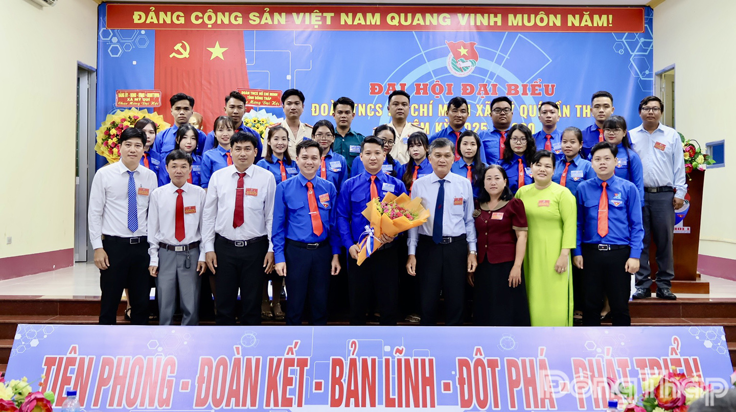 Đại diện Tỉnh đoàn, địa phương chúc mừng Ban Chấp hành Xã đoàn Mỹ Quí nhiệm kỳ 2025 - 2030.