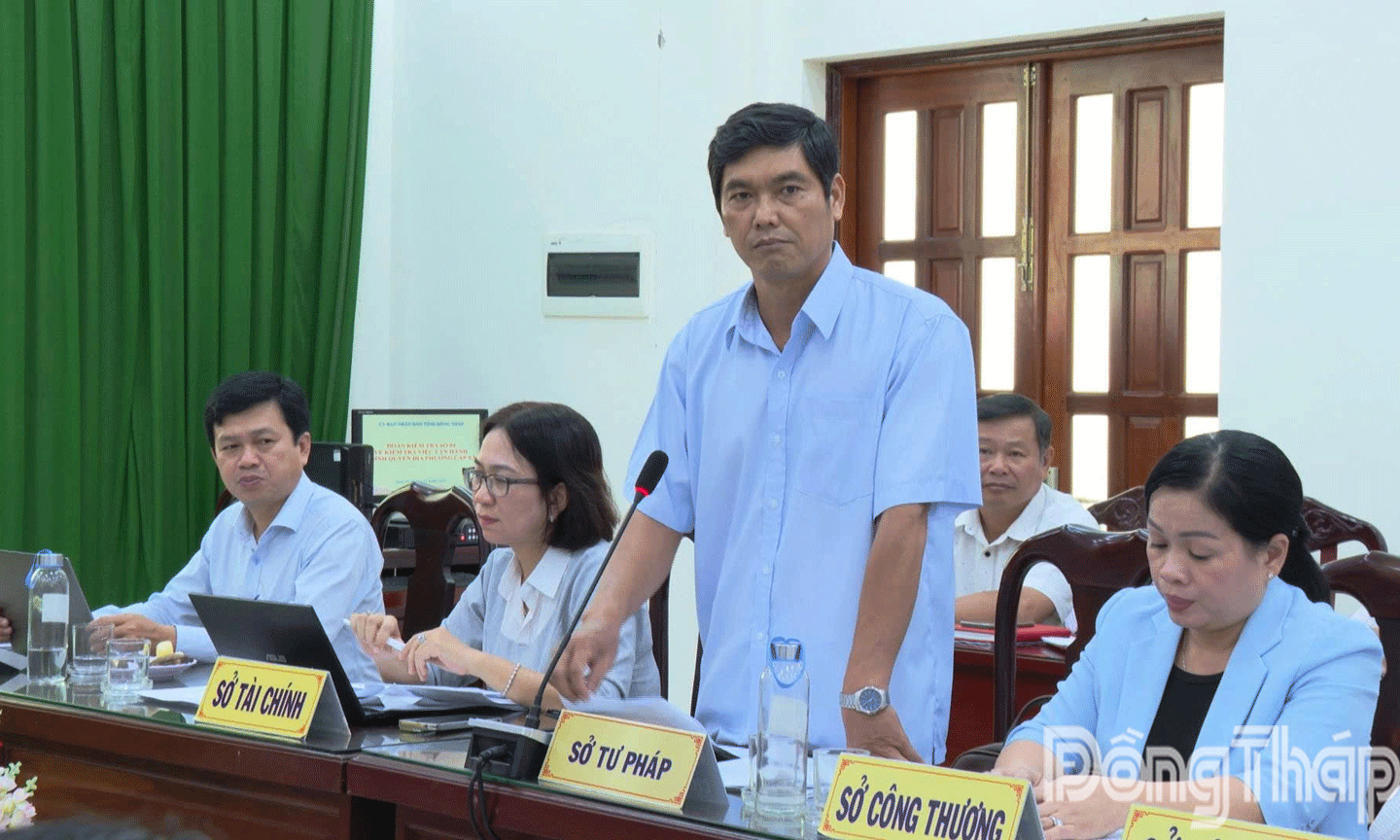 Đại biểu sở, ngành phát biểu tại buổi làm việc. 