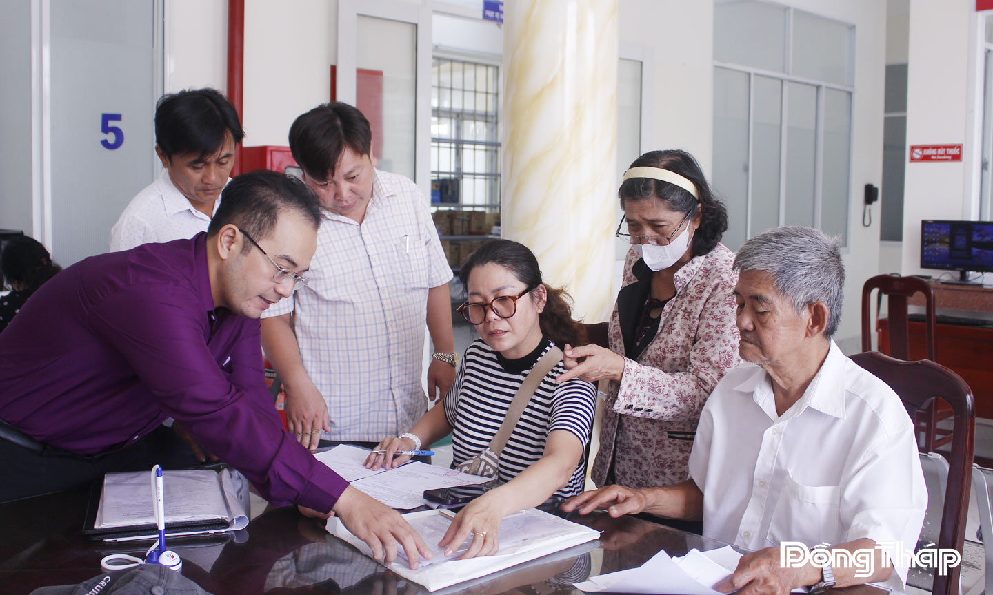 Cán bộ, công chức phường Đạo Thạnh tận tình hướng dẫn người dân thực hiện thủ tục hành chính.