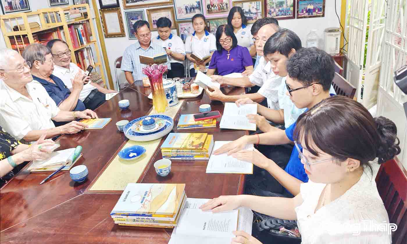 đông đảo văn nghệ sĩ, hội viên và người yêu thơ đã cùng dự buổi sinh hoạt triển khai hoạt động quý IV-2025 kết hợp ra mắt tập thơ “Miệt vườn, sông nước tình tôi” của nhà thơ Trần Đỗ Liêm