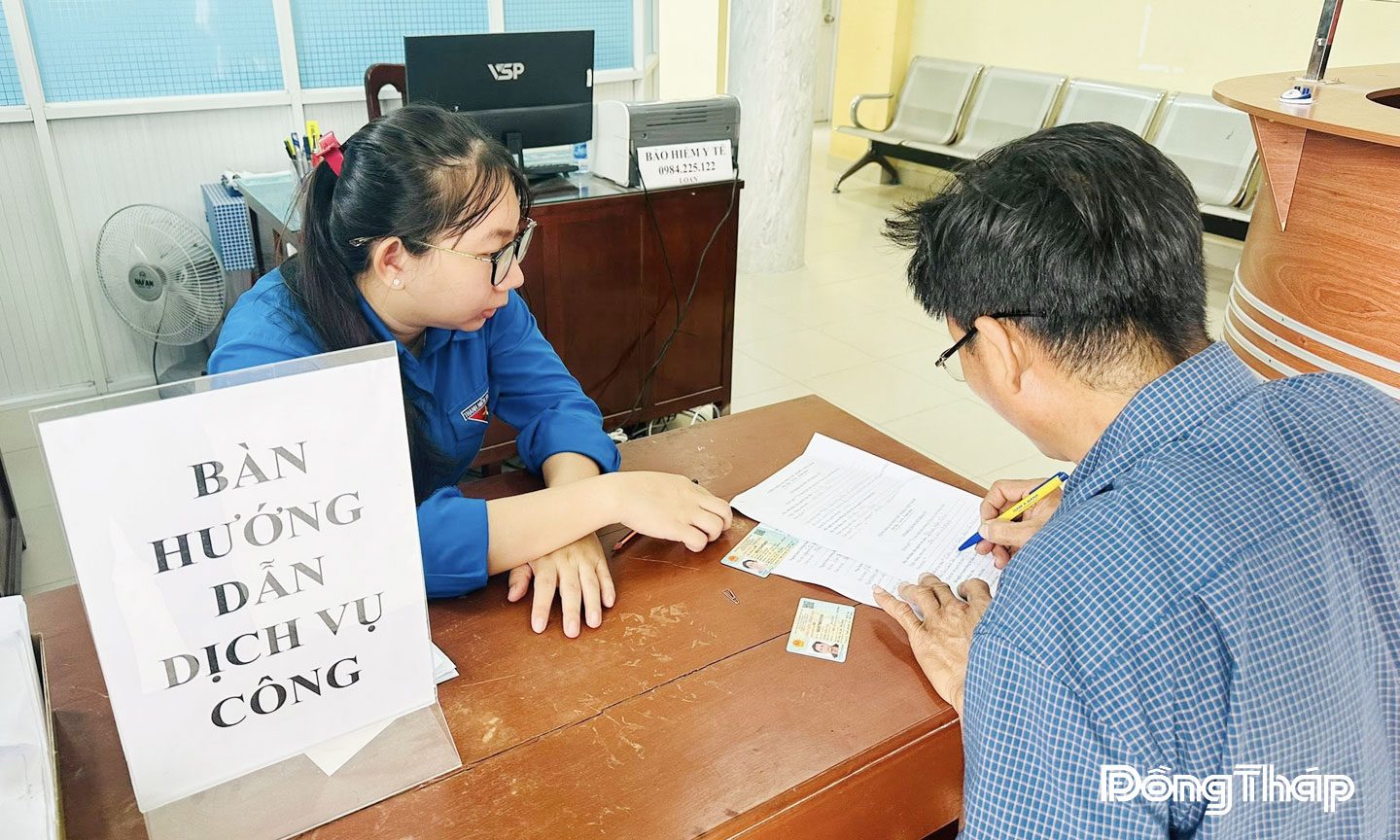 Đoàn viên phường Trung An hỗ trợ người dân làm thủ tục hành chính, dịch vụ công và phổ biến pháp luật tại Trung tâm Phục vụ hành chính công.  Nguồn: Đoàn Thanh niên phường Trung An cung cấp