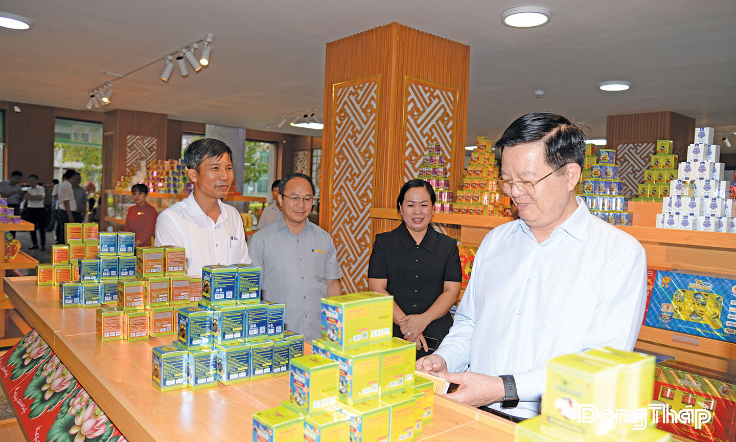 Phó Thủ tướng Chính phủ Mai Văn Chính thăm, tìm hiểu hoạt động sản xuất, kinh doanh tại Công ty TNHH Thương mại Dịch vụ Trí Sơn, phường Đạo Thạnh.