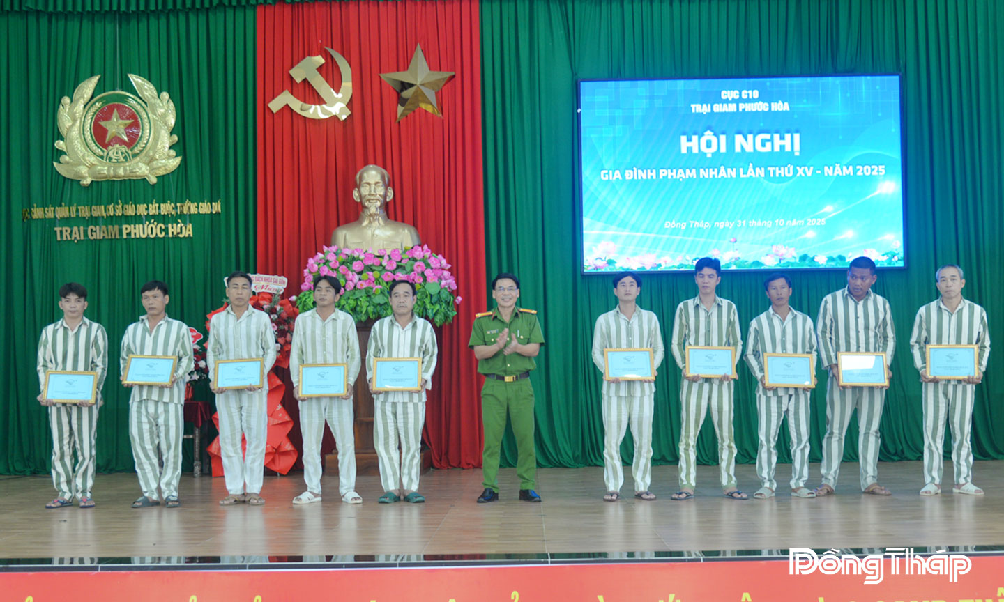 Trung tá Đậu Đình Minh, Phó Giám thị Trại giam Phước Hòa tặng quà, động viên các phạm nhân có hoàn cảnh khó khăn.