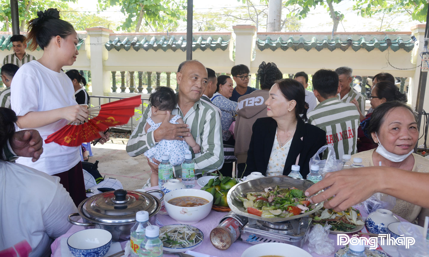 Bữa cơm đầm ấm của gia đình phạm nhân mang đầy tính nhân văn.