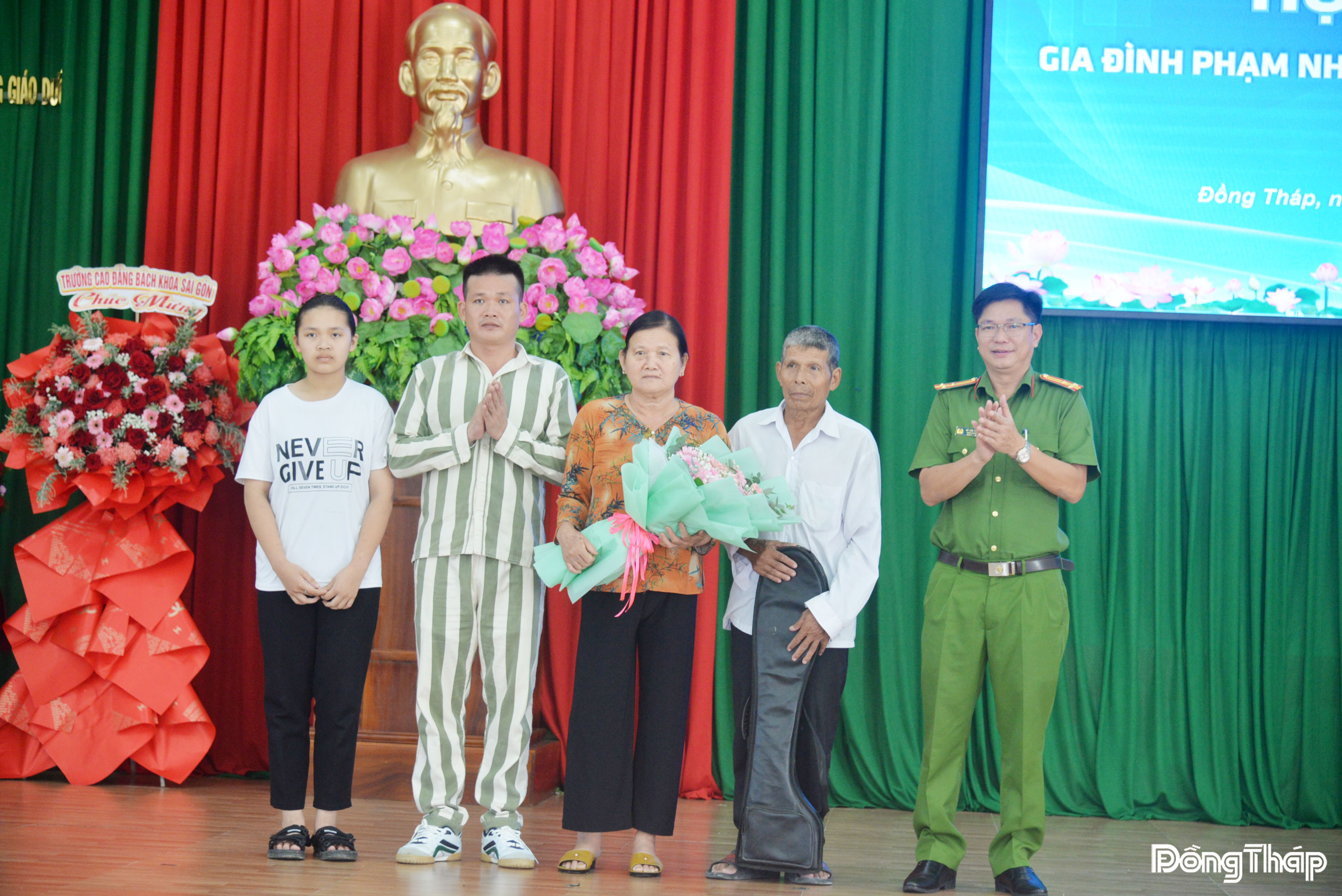 Thượng tá Vũ Văn Phượng, Phó Giám thị Trại giam Phước Hòa tặng hoa cho gia đình phạm nhân L. H.G.