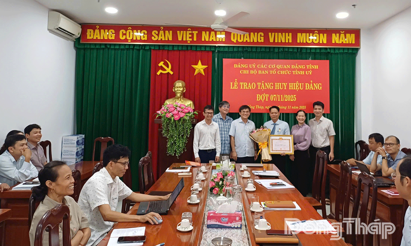 Lãnh đạo cơ quan Ban Tổ chức Tỉnh ủy, Chi ủy Chi bộ chúc mừng đảng viên nhận Huy hiệu Đảng.