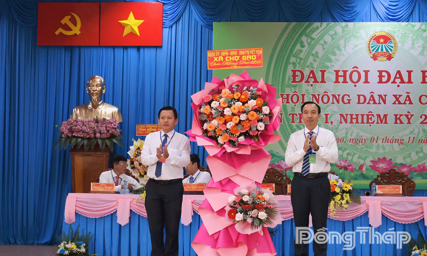 Đảng ủy xã tặng hoa chúc mừng Đại hội.