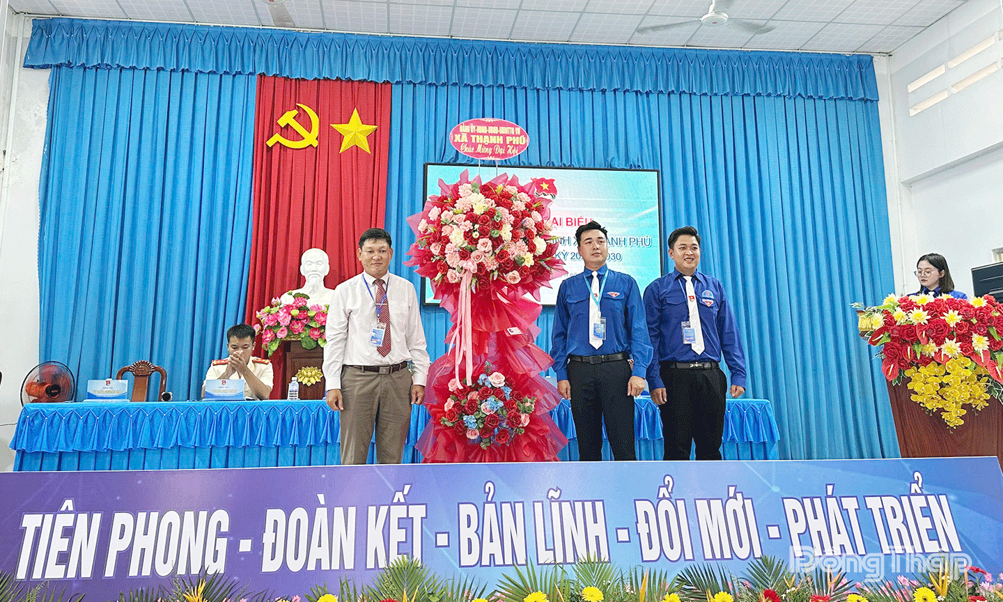 Đảng ủy - HĐND - UBND - Ủy ban MTTQ Việt Nam xã Thạnh Phú tặng hoa chúc mừng Đại hội