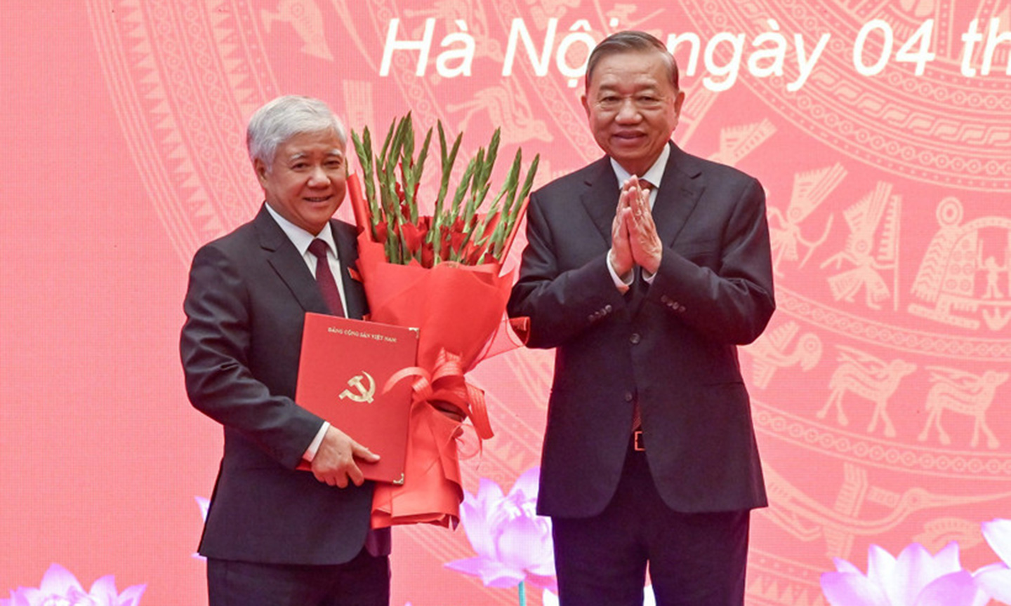 Tổng Bí thư Tô Lâm trao quyết định của Bộ Chính trị và tặng hoa chúc mừng đồng chí Đỗ Văn Chiến. Ảnh: DUY LINH