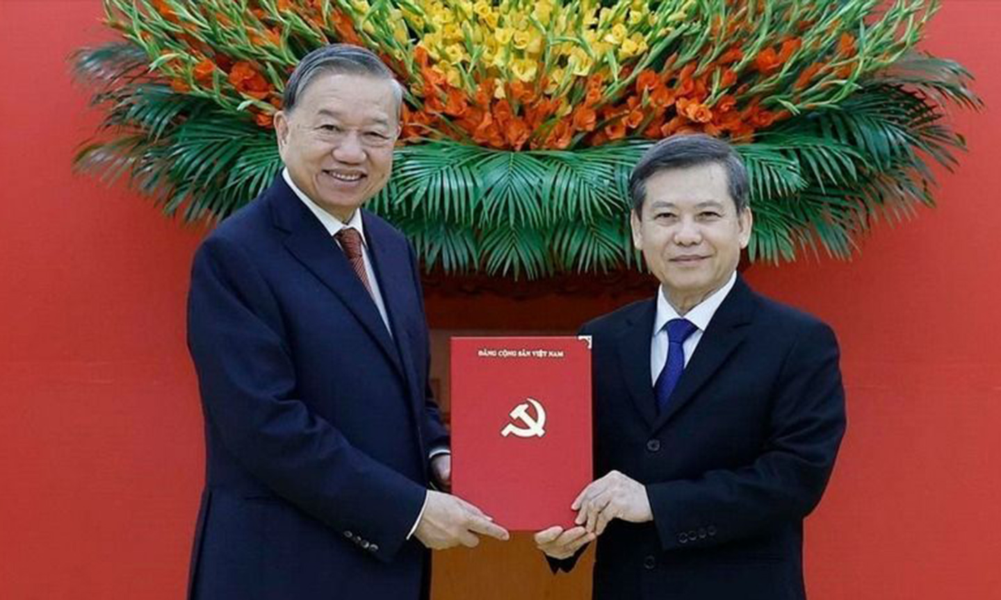 Tổng Bí thư Tô Lâm trao Quyết định của Bộ Chính trị cho đồng chí Lê Minh Trí. Ảnh: TTXVN