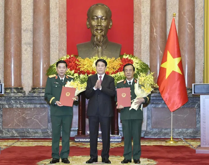 Chủ tịch nước trao quyết định thăng quân hàm cho đồng chí Nguyễn Văn Gấu và đồng chí Lê Đức Thái. Ảnh: VIẾT CHUNG