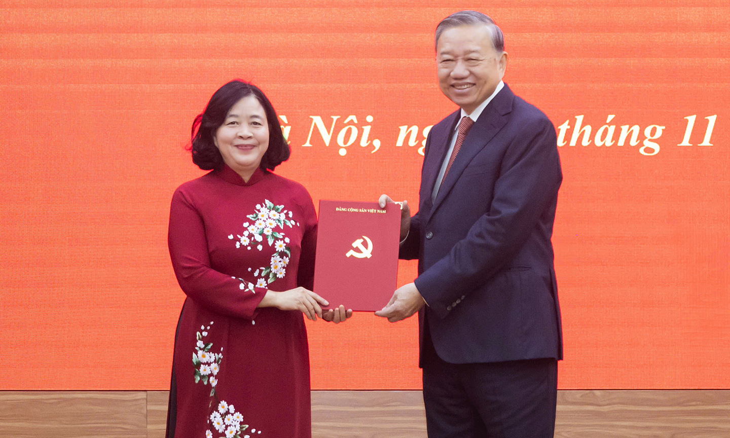 Tổng Bí thư Tô Lâm đã trao Quyết định của Bộ Chính trị cho đồng chí Bùi Thị Minh Hoài. Ảnh: VIẾT CHUNG