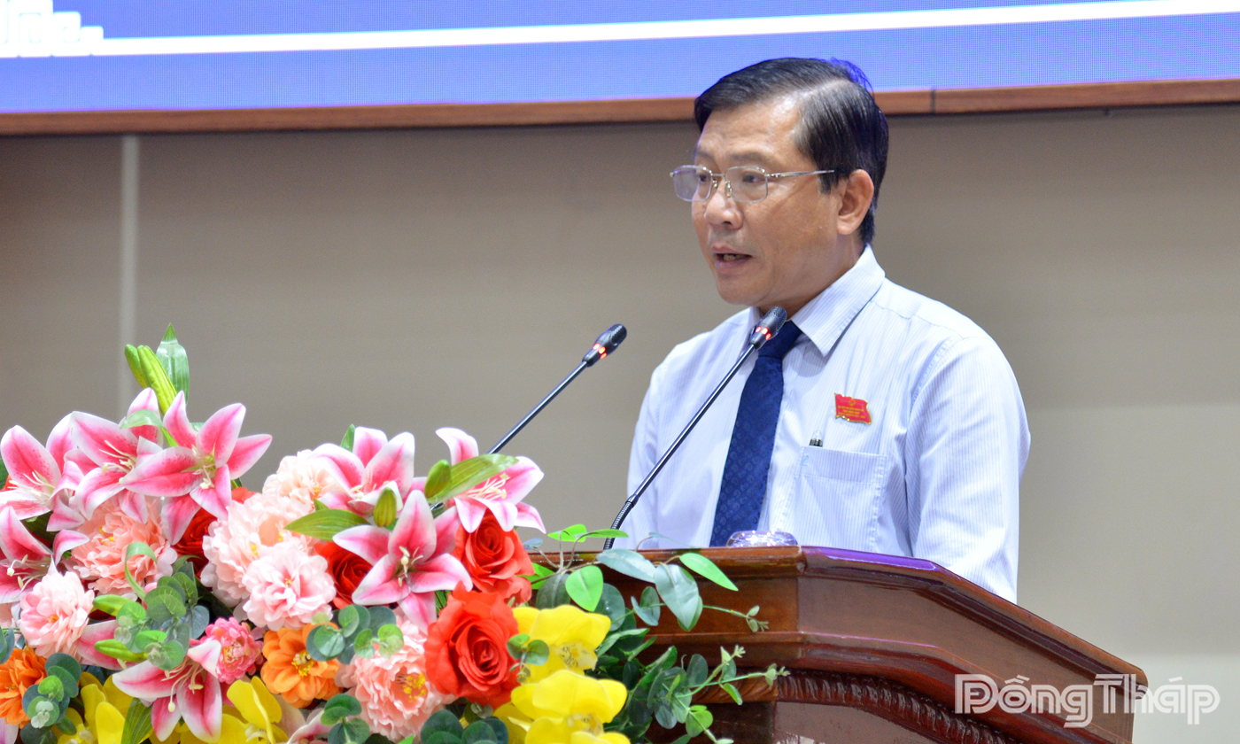 Tô Hoàng Khương, Trưởng ban Ban Kinh tế - Ngân sách Hội đồng nhân dân tỉnh trình bày tóm tắt báo cáo thẩm tra các dự thảo nghị quyết do Ủy ban nhân dân tỉnh vừa trình