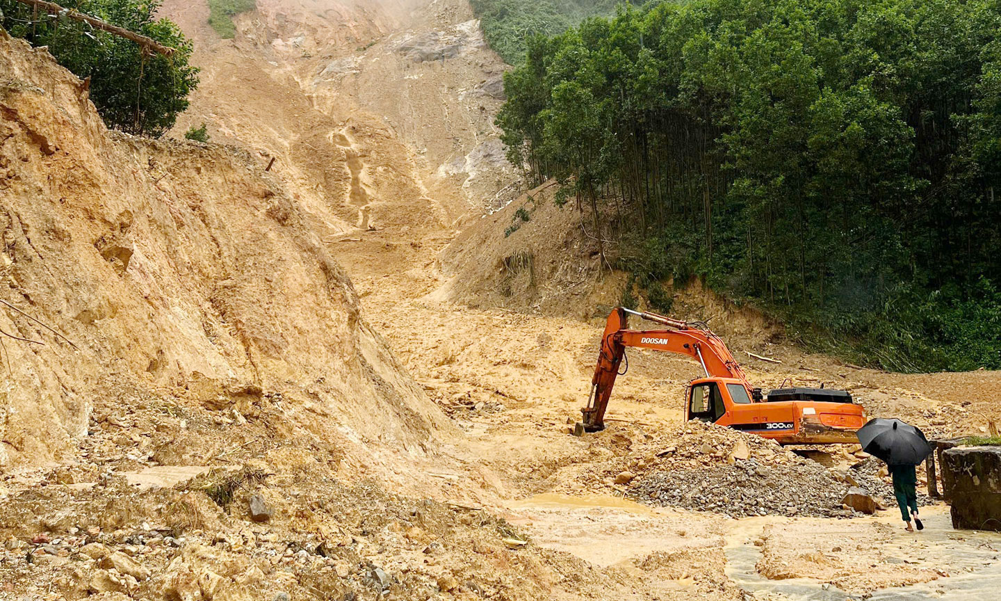 Sạt lở do mưa lũ.