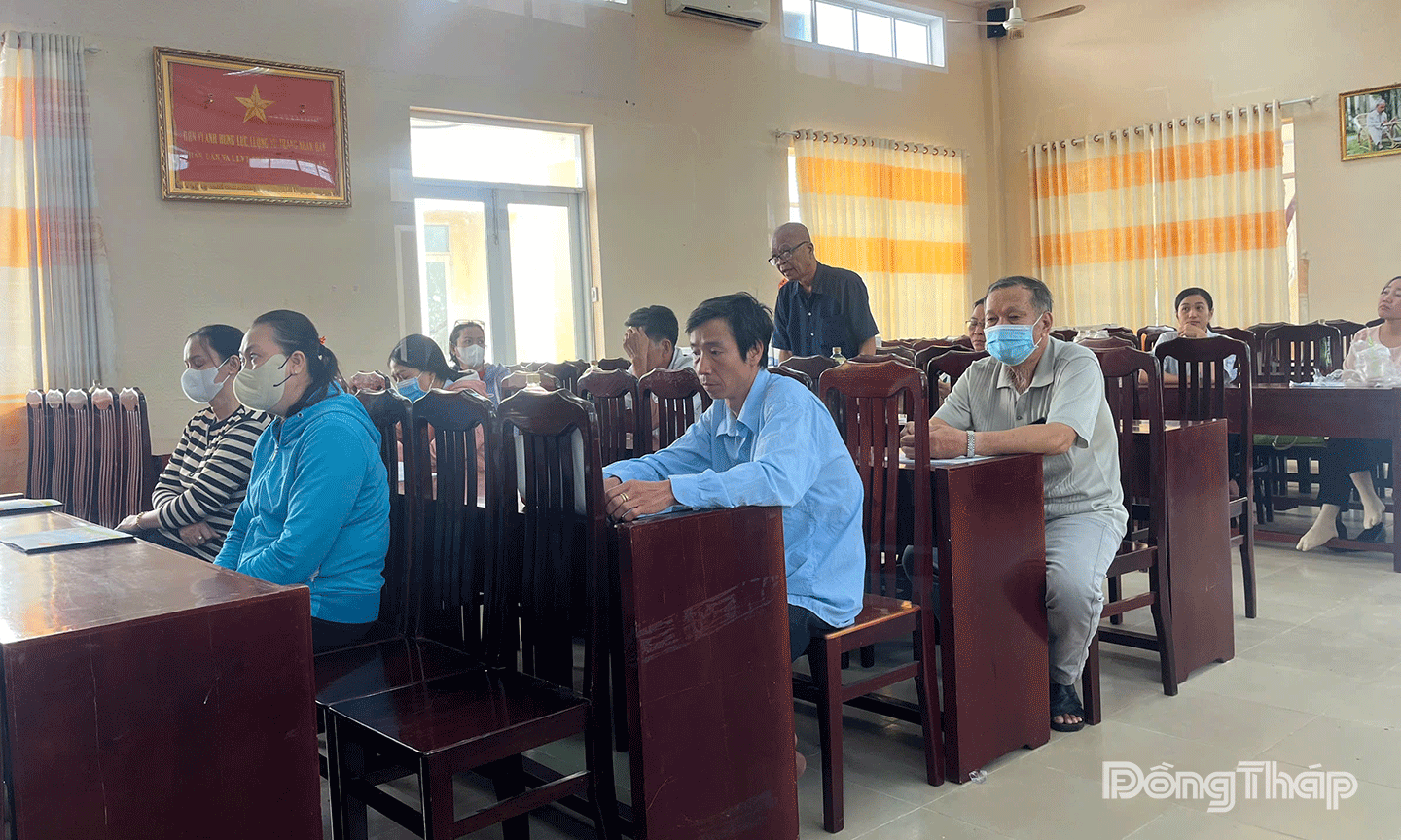 Phụ huynh tham gia đặt câu hỏi đến cán bộ Trung tâm Bảo trợ xã hội tỉnh Tiền Giang trong buổi tập huấn