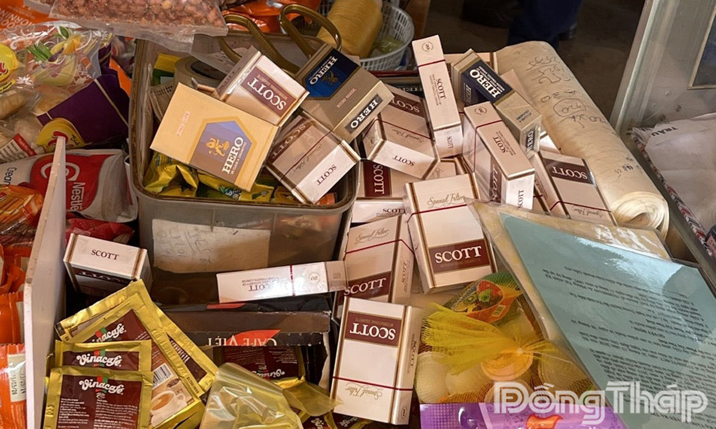 Không khó để mua thuốc nhập lậu tại các tiệm tạp hóa.