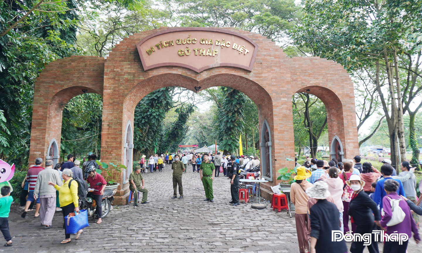 Đông đảo du khách tham quan Di tích quốc gia đặc biệt Gò Tháp.