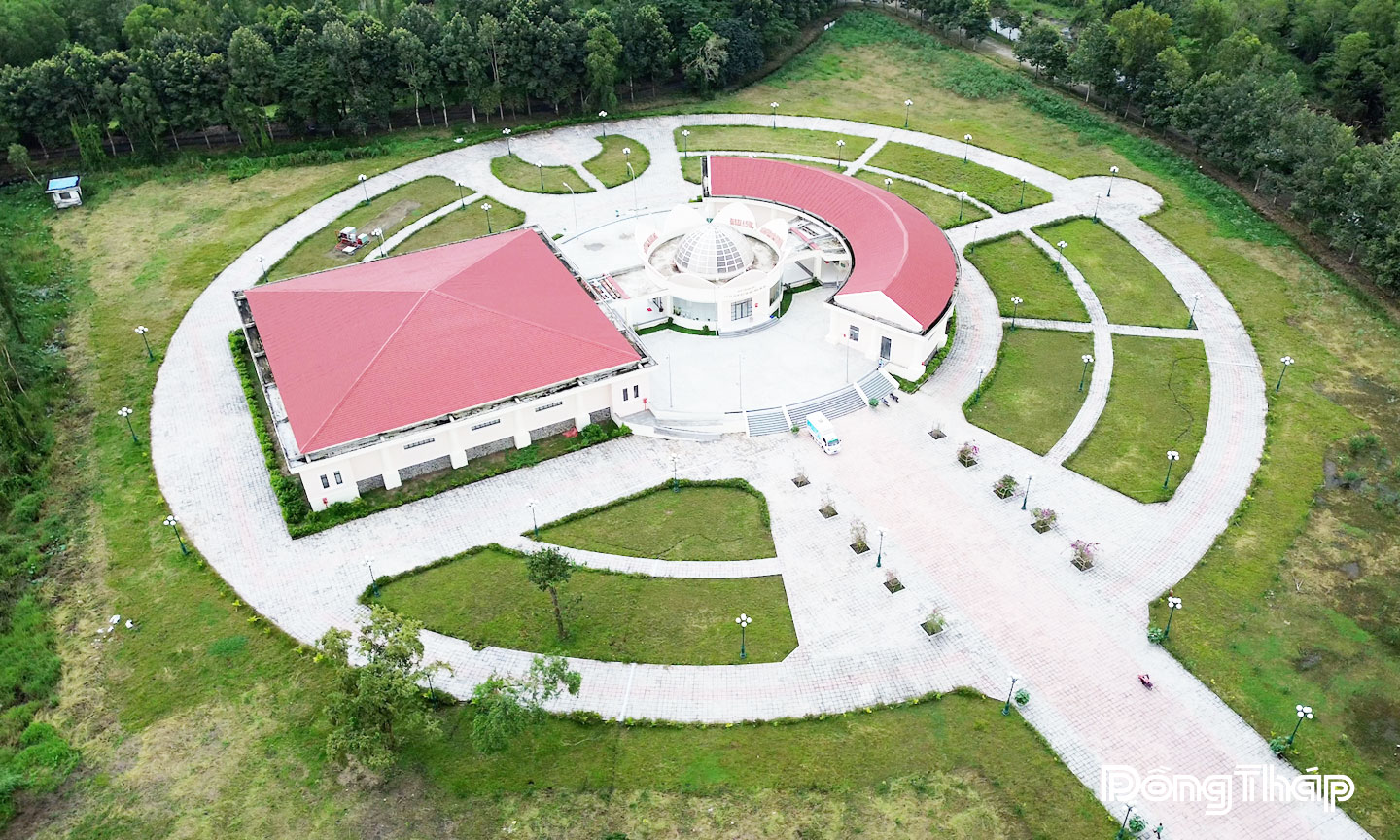 Năm 2024, Nhà trưng bày Xứ ủy Nam bộ và Văn hóa Óc Eo đi vào hoạt động, đánh dấu bước phát triển trong việc bảo tồn và phát huy các giá trị văn hóa, lịch sử của địa phương (trong ảnh: Nhà trưng bày Xứ ủy Nam bộ và văn hóa Óc Eo nhìn từ trên cao).