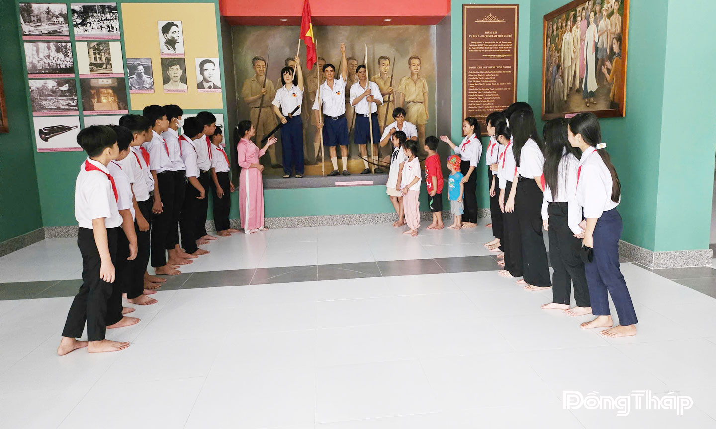 Học sinh tìm hiểu hình ảnh về Xứ ủy Nam bộ tại Nhà trưng bày Xứ ủy Nam bộ và văn hóa Óc Eo nằm trong khuôn viên Di tích quốc gia đặc biệt Gò Tháp.