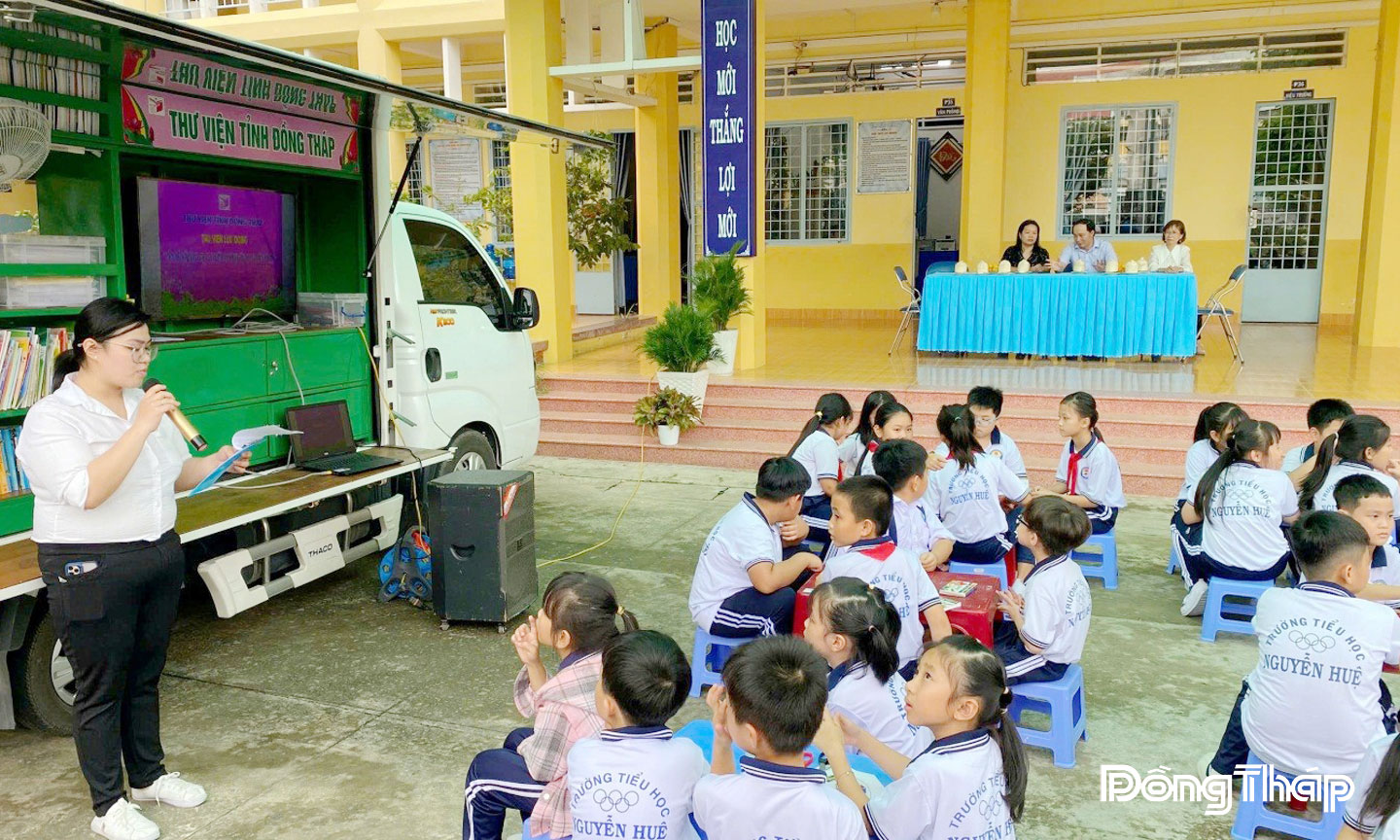 Học sinh Trường Tiểu học Nguyễn Huệ (phường Thới Sơn) tham gia hoạt động chuyến xe thư viện  thông minh lưu động tại trường do Thư viện tỉnh phục vụ.