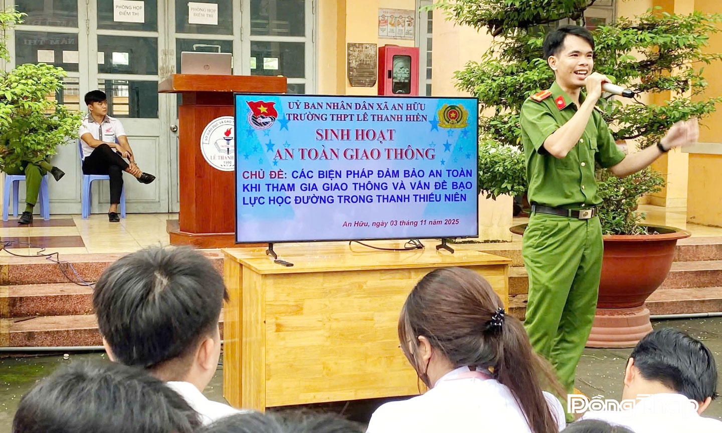 Một buổi tuyên truyền về an toàn giao thông và phòng, chống bạo lực học đường  tại Trường Trung học phổ thông  Lê Thanh Hiền. 