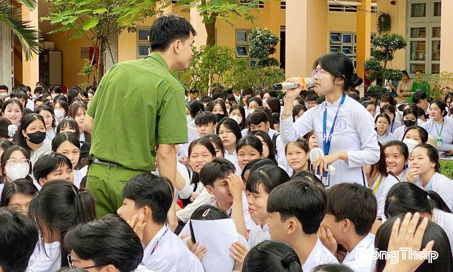 Một buổi tuyên truyền về an toàn giao thông và phòng, chống bạo lực học đường tại Trường Trung học phổ thông Lê Thanh Hiền.