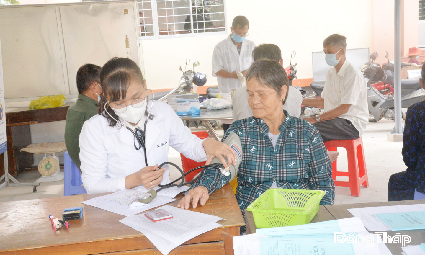 Kiểm tra huyết áp thường xuyên để phát hiện và điều trị bệnh tăng huyết áp kịp thời, tránh tai biến đáng tiếc xảy ra.