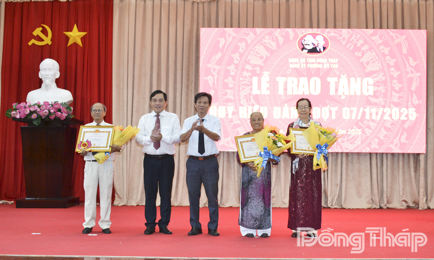 Đồng chí Nguyễn Tấn Lợi, Phó Trưởng phòng Tổ chức Đảng, Đảng viên, Ban Tổ chức Tỉnh ủy và đồng chí Ngô Huỳnh Quang Thái, Tỉnh ủy viên, Bí thư Đảng ủy phường Mỹ Tho trao Huy hiệu 55 năm tuổi Đảng.