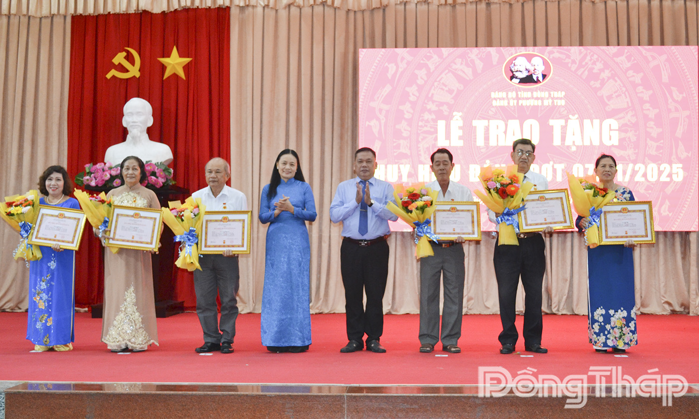 Lãnh đạo phường Mỹ Tho trao Huy hiệu 30 năm tuổi Đảng.