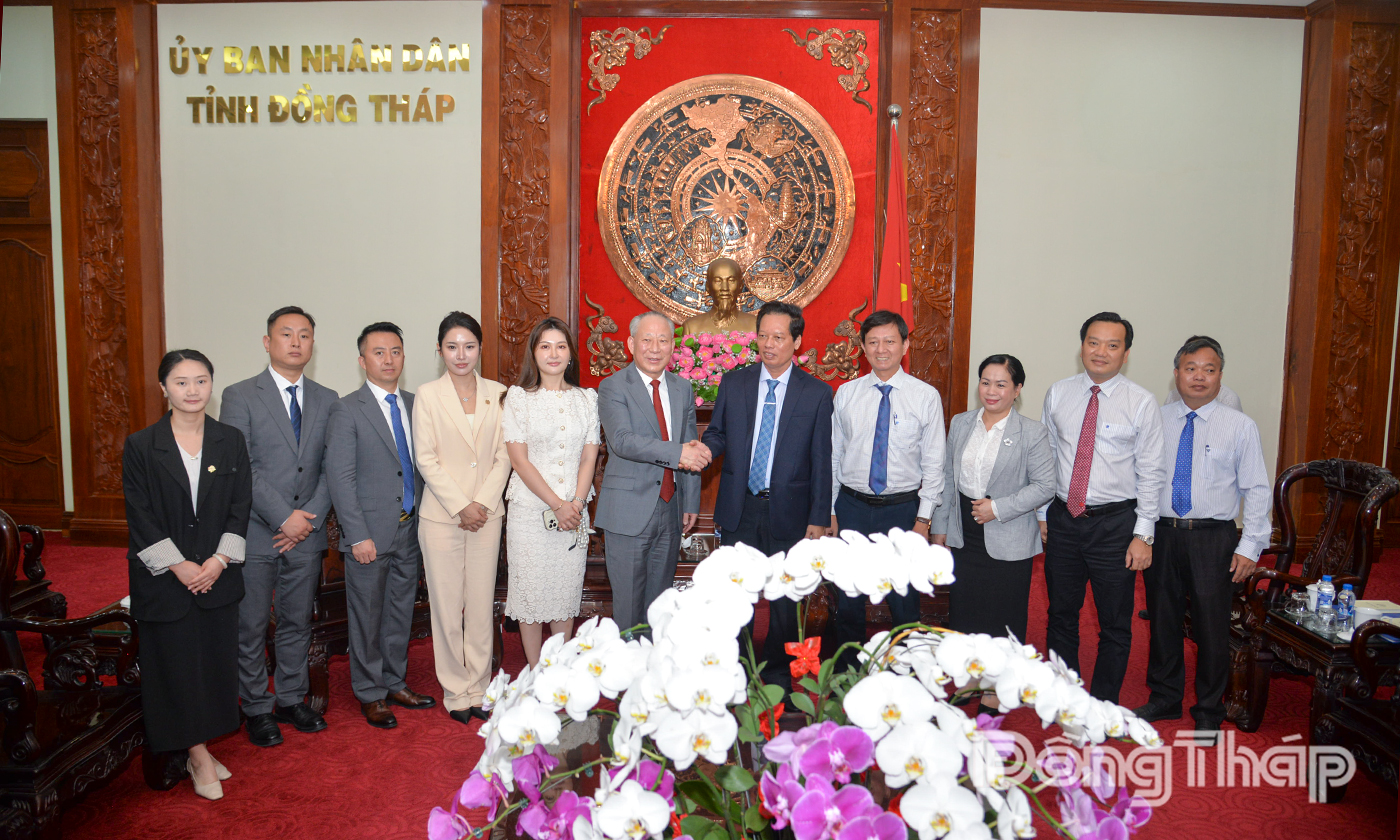 Đoàn công tác Tập đoàn Xây dựng Thái Bình Dương chụp ảnh lưu niệm cùng lãnh đạo tỉnh Đồng Tháp.