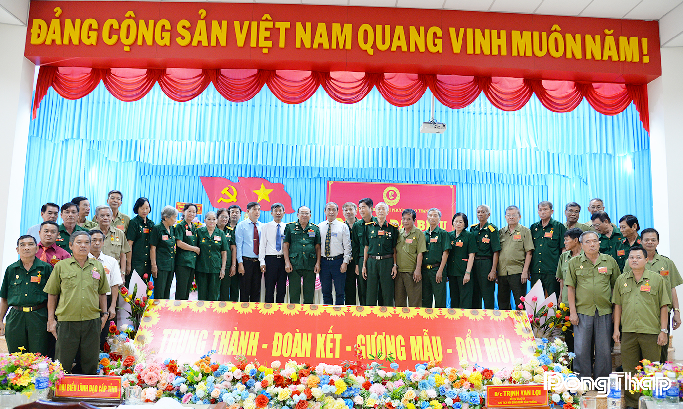 Lãnh đạo tỉnh, lãnh đạo phường Đạo Thạnh chúc mừng Ban Chấp hành Hội CCB phường Đạo Thạnh nhiệm kỳ 2025 - 2030.