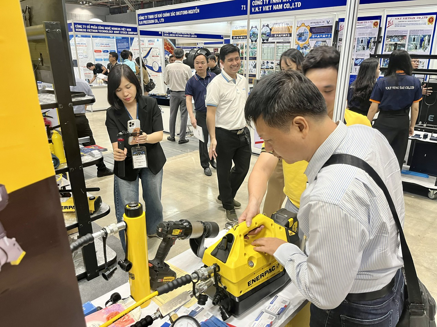 Khách tham quan tìm hiểu về các loại máy được trưng bày tại SECC trưa 5-11