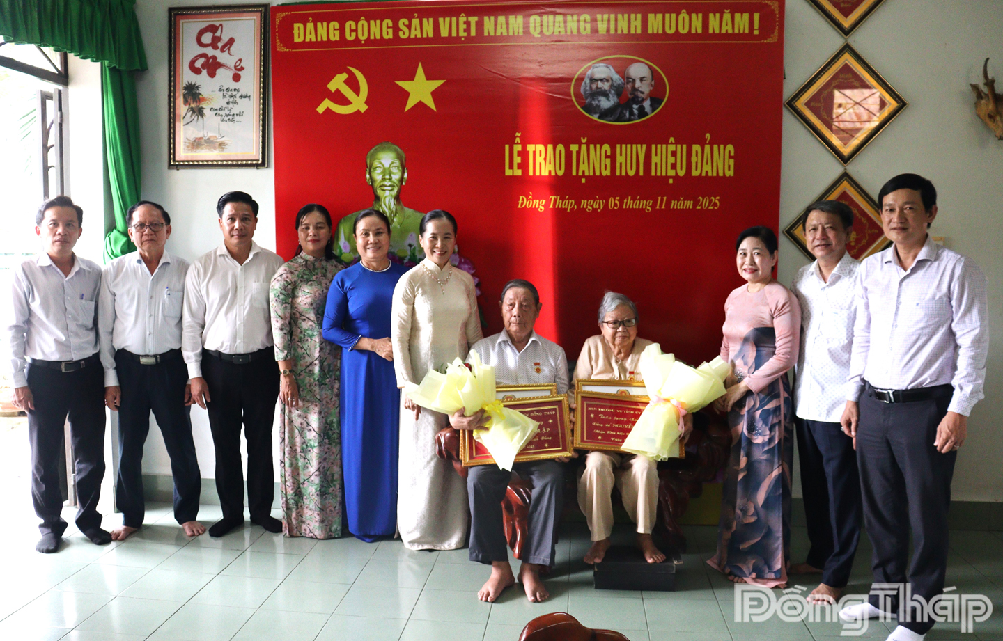 Đoàn công tác chụp ảnh lưu niệm cùng gia đình đảng viên.