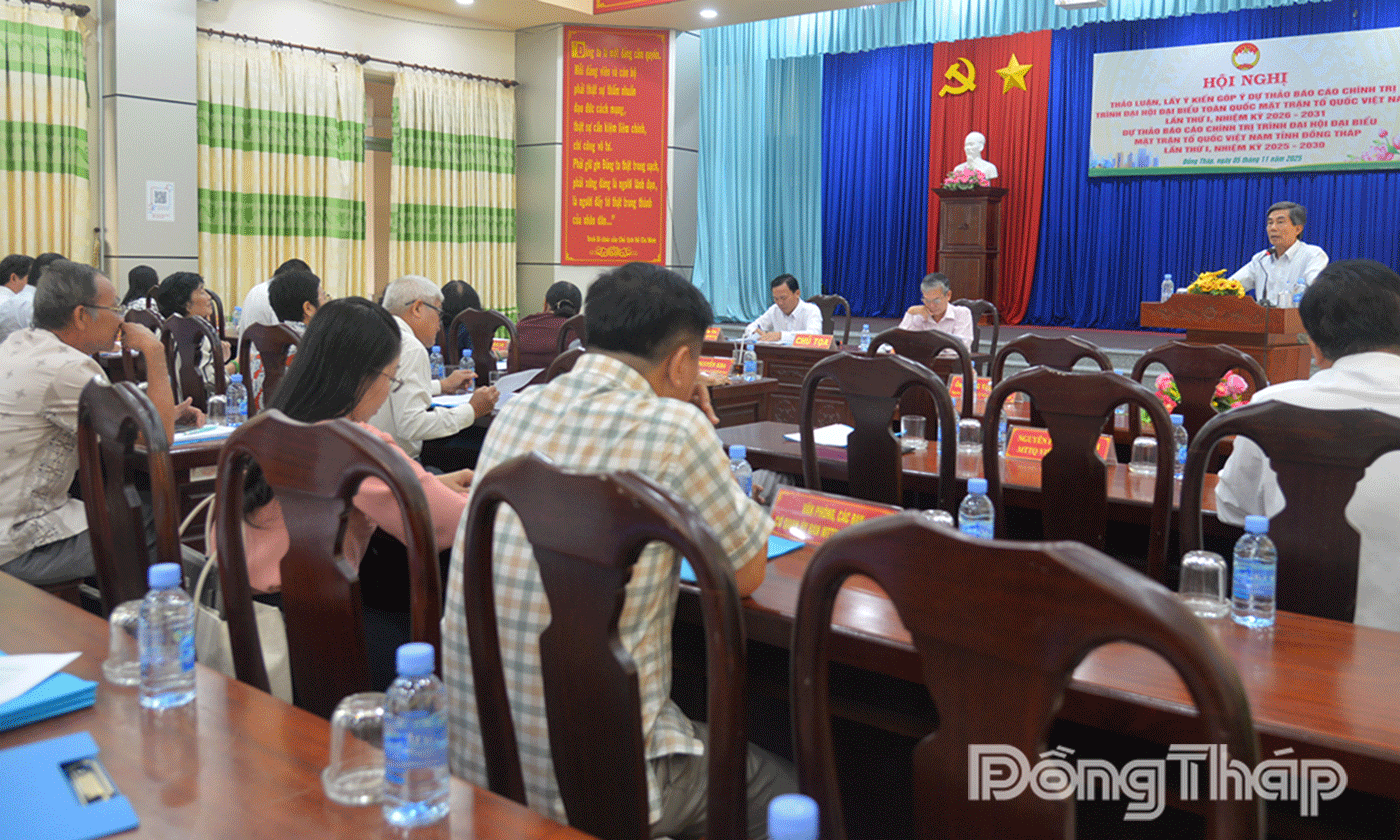 Đại biểu phát biểu đóng góp ý kiến.