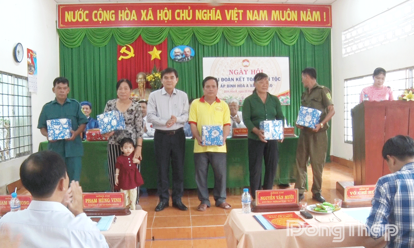 Đồng chí Nguyễn Văn Mười tặng quà cho các hộ có hoàn cảnh khó khăn.