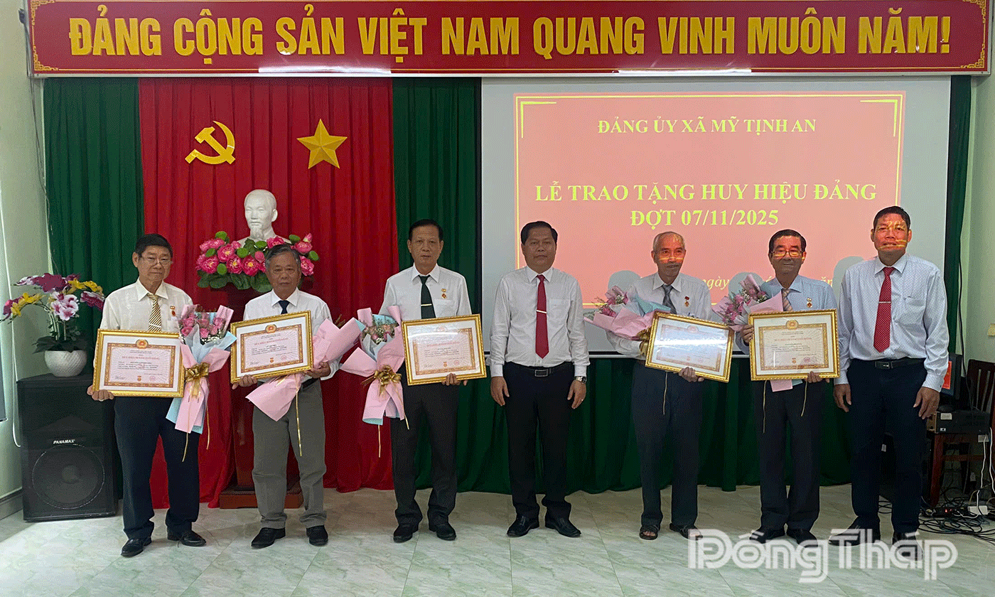Đảng ủy xã Mỹ Tịnh An trao Huy hiệu Đảng cho 5 đảng viên.