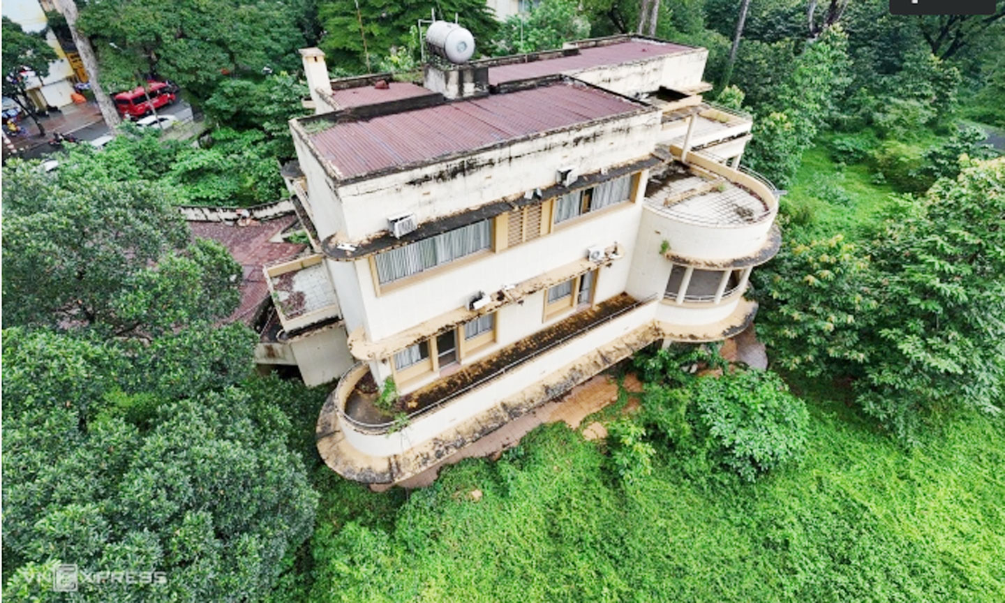 Một biệt thự xuống cấp trong khu đất. Ảnh: Quỳnh Trần