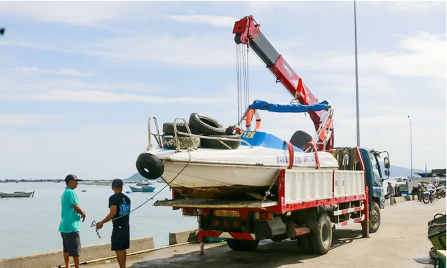 Người dân miền Trung triển khai nhiều phương án ứng phó bão số 13.